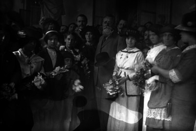 Venustiano Carranza acompañado de mujeres, retrato de grupo