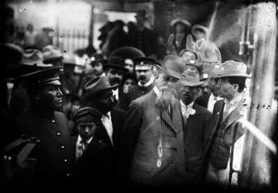 Venustiano Carranza junto a personas al bajar de un tren