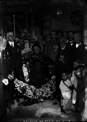 Alvaro Obregón y la nieta de Miguel Hidalgo depositan ofrenda ante los restos de su abuelo