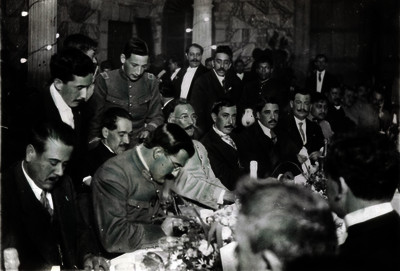 Pablo González y Benjamín G. Hill firman documentos en un banquete
