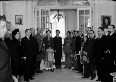 Constituyentes y sus familiares en el interior de la Casa de Carranza, retrato de grupo