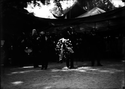 Venustiano Carranza con ramo floral, preside una ceremonia