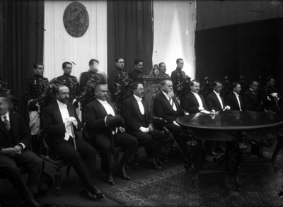 Venustiano Carranza da lectura a un documento en el Salón Hidalgo del Palacio Nacional