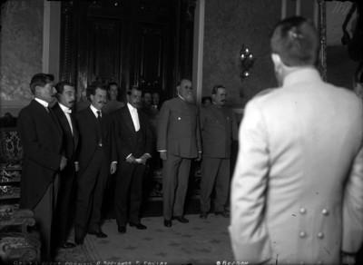 Venustiano Carranza, Alvaro Obregón y funcionarios durante una ceremonia en Palacio Nacional