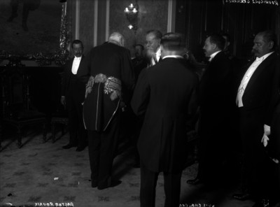 Venustiano Carranza y miembros de su gabinete reciben a un diplomático en Palacio Nacional