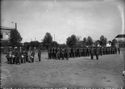 Alumnos de la Academia de Estado Mayor, practicando en el campo de la Academia