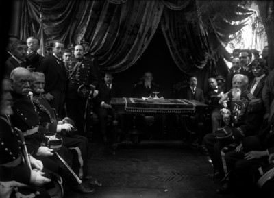 Venustiano Carranza acompañado por su gabinete y otros funcionarios, durante la ceremonia en honor a los héroes de la Batalla de Puebla