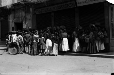 Gente en espera que abran una tienda de harina y pan, crisis de hambre en la ciudad