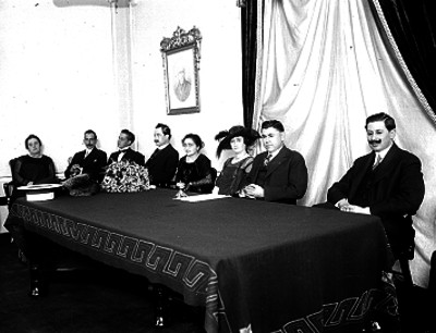 Adolfo de la Huerta en compañía de su esposa y comitiva, presiden un evento social