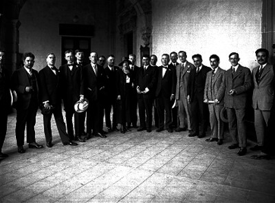 Adolfo de la Huerta y su esposa acompañados de funcionarios, retrato de grupo