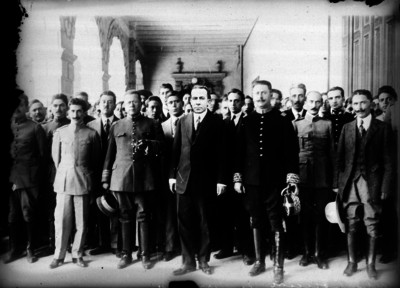 Benjamín G. Hill, Francisco J. Mújica acompañados de militares y civiles