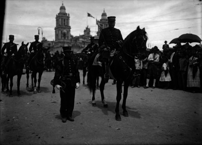 Benjamín Hill montado a caballo