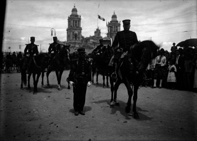 Benjamín Hill montando en su caballo