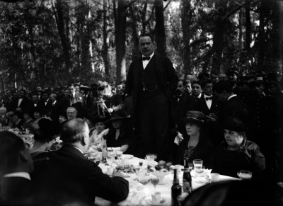 Alvaro Obregón pronunciando un discurso durante un banquete ofrecido a representantes del Gobierno de Estados Unidos en Chapultepec