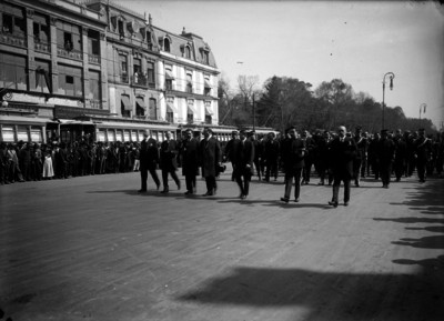 Plutarco Elía Calles, Alberto J. Pani y otrod durante el cortejo fúnebre de Benjamín Hill