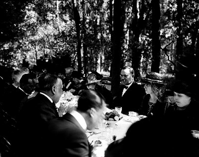 Alvaro Obregón preside banquete ofrecido a funcionarios extranjeros en Chapultepec