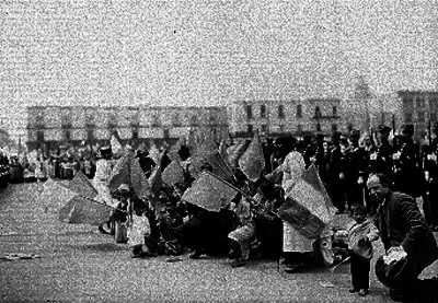 Niños portan banderas en el zócalo capitalino