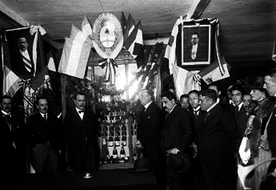 Alvaro Obregón, Hipólito Irigoyen y personalidades en la exposición comercial de Argentina