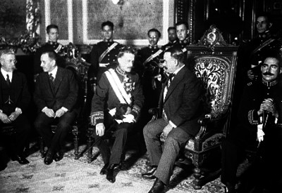 Alvaro Obregón dialoga con el embajador de España en Palacio Nacional