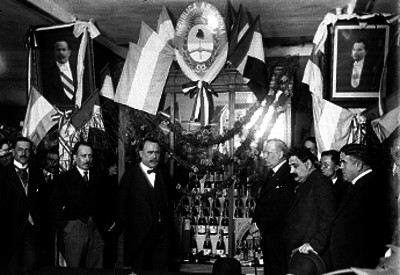 Alvaro Obregón, Alberto J. Pani y personalidades conversan en exposición comercial