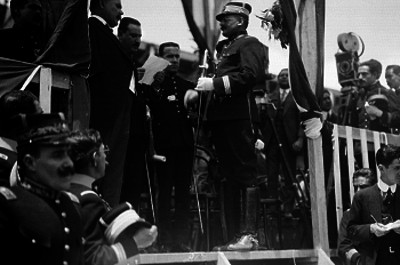Alvaro Obregón hace entrega a Guillermo Palma de una espada durante ceremonia