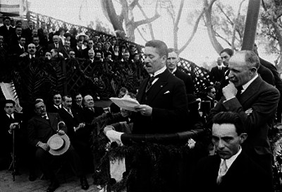 Herminio Pérez Abreú pronuncia discurso durante ceremonia pública