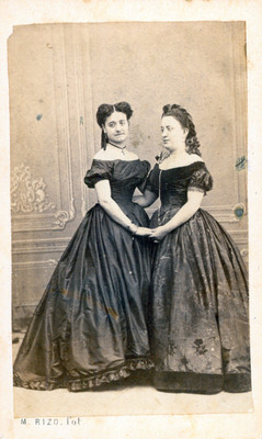 Pareja de mujeres tomadas de las manos, retrato