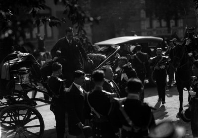 Plutarco Elías Calles, Alvaro Obregón, Herminio Pérez Abreu, descienden de un automóvil