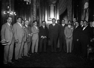 Miembros de la Cámara de Comercio se despiden del Gral. Calles días antes de salir a Europa, retrato