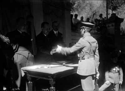 Alberto Pani y José Manuel Puig entregando condecoraciones a militares