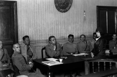 Mujer declarando en un consejo de guerra