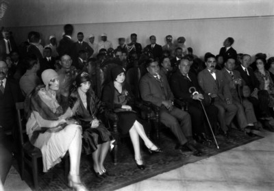 Emilio Portes Gil con su señora y otras personalidades en una ceremonia