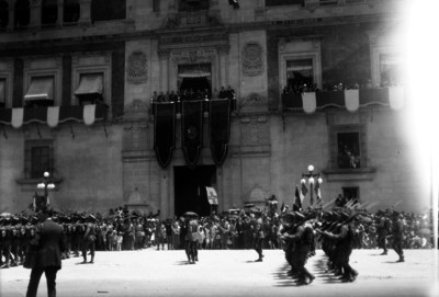Emilio Portes Gil observa un desfile frente a Palacio Nacional