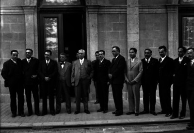 Pascual Ortiz Rubio y funcionarios publicos en la entrada de un edificio