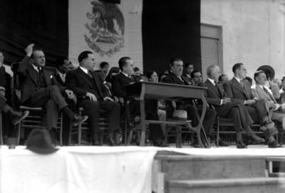 Alberto J. Pani con funcionarios en un evento cívico
