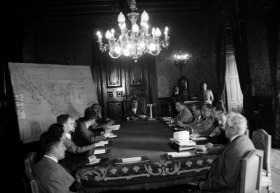 Lázaro Cárdenas y sus colaboradores durante una reunión