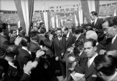 Lázaro Cárdenas acompañado por Abelardo L. Rodríguez llegando al Estadio Nacional