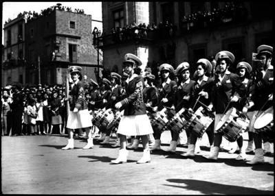 Escolares en una banda de guerra desfilando
