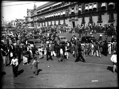 Muralla de autos y comunistas para impedir la entrada de los dorados frente al Palacio Nacional