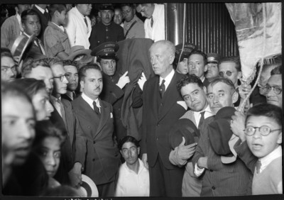 Luciano Kubli y una multitud en una agencia funeraria