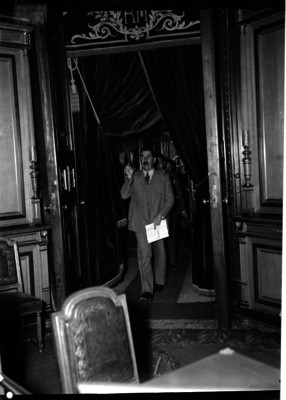 Lázaro Cárdenas entrando a su oficina acompañado de funcionarios
