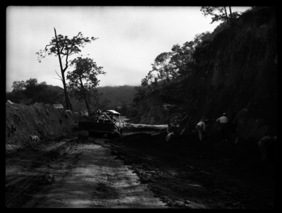 Trabajadores en la construcción de un camino