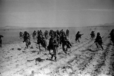 Miembros del ejército en un campo militar realizan maniobras para la guerra