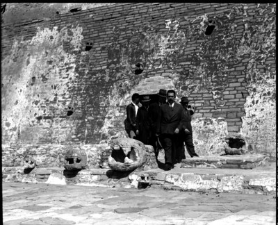 Lázaro Cárdenas y funcionarios saliendo de la pirámide de Tenayuca en el Edo. de México