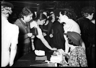 Amalia Solórzano de Cárdenas con un grupo de mujeres recibieno óbolos para la deuda petrolera