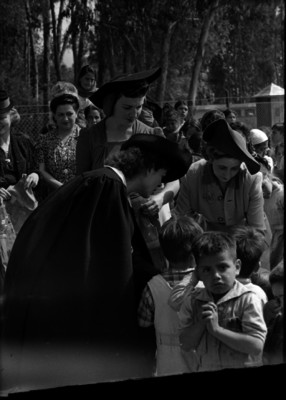 Soledad Orozco de Ávila Camacho con niños pobres