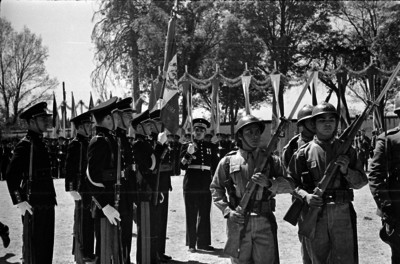 Cadetes y soldados en una ceremonia oficial