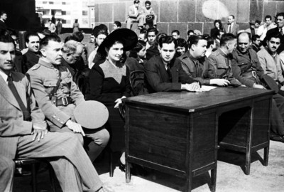 Militares, funcionarios y personalidades en un acto público