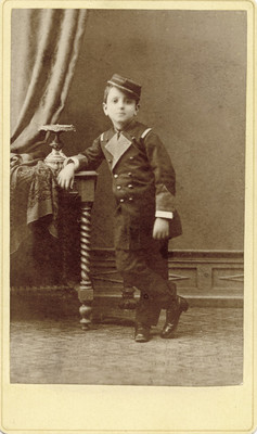 Niño vestido con uniforme tipo militar, retrato
