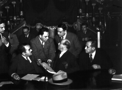 Efraín Buenrostro con funcionarios durante una reunión en la Cámara de Diputados